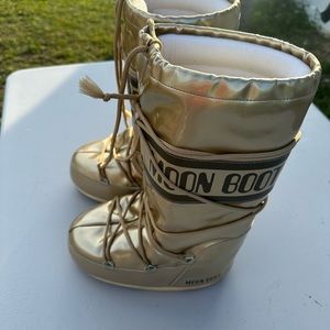 Moon boots